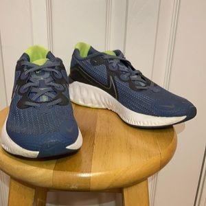 Youth Big Boys Nike Renew Sneaker Size 5
